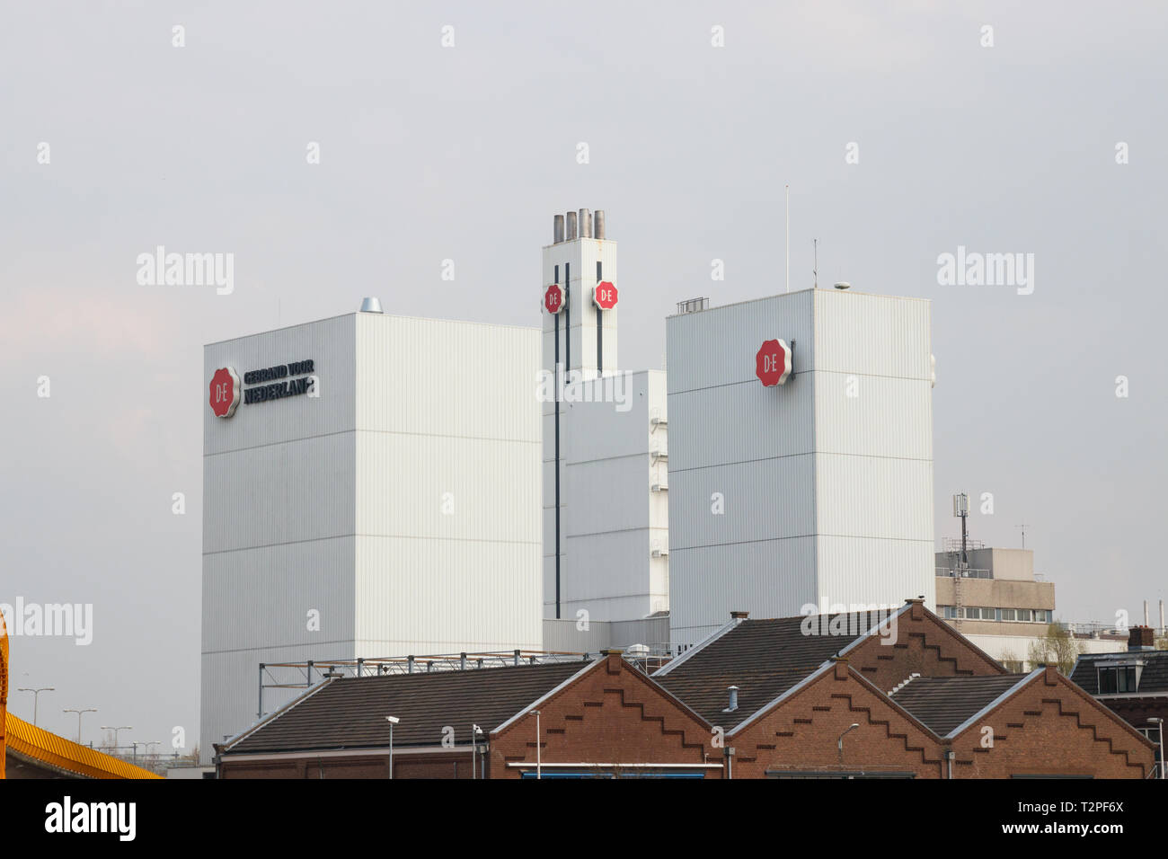 Edifici e camino della Jacobs Douwe Egberts caffè torrefazione sotto un cielo nuvoloso. Utrecht, Paesi Bassi Foto Stock
