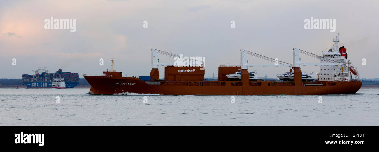 Spuigracht,Amsterdam,generale,cargoship,spedizioni,l'importazione,l'esportazione,Commercio legname,,prodotti,yachts,imbarcazioni,ponte,cargo,freight,gru,nave,contenitori,BOX,boxed, Foto Stock