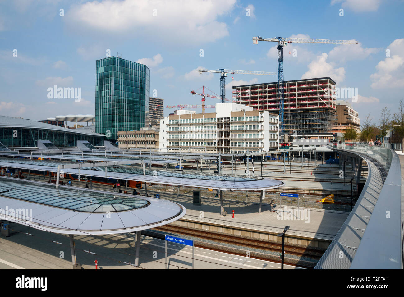 La vista dal ponte Moreelse con Utrecht Centraal Station, Ns sede e il cantiere per la costruzione dell'edificio di appartamenti 'Het Platform". Foto Stock