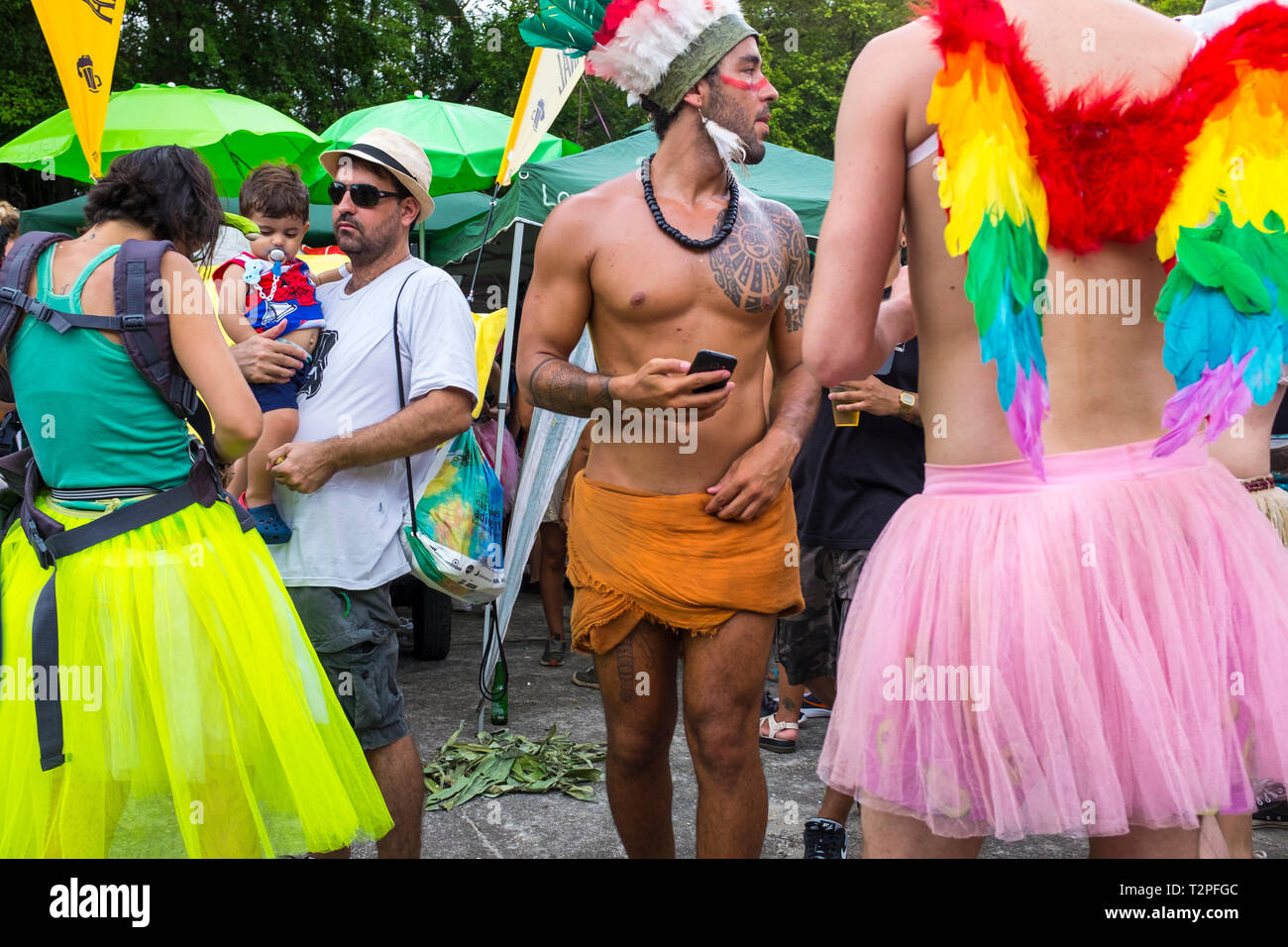 RIO DE JANEIRO - febbraio, 2018: i giovani brasiliani in variopinti costumi di carnevale celebrare in una esterna parte di strada nel Botafogo. Foto Stock