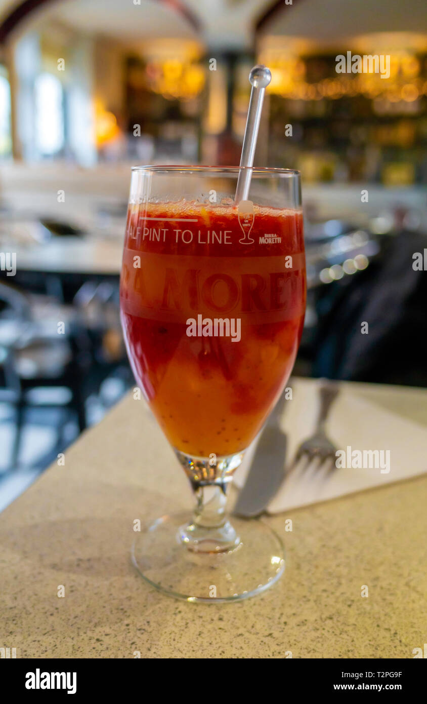 Frutta rinfrescanti drink in un ristorante Italiano e realizzato da arance fresche e lamponi. Foto Stock