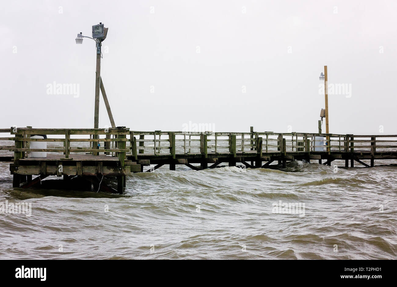 Onde da tempesta tropicale Cindy giro al di sotto di Cedar Point Pier, 22 giugno 2017, in Coden, Alabama. Foto Stock