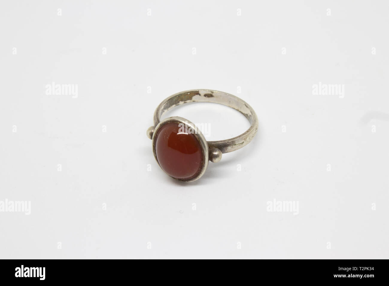 Argento antico con anello rosso rubino closeup shoot. foto ha preso con photobox con sfondo bianco. Foto Stock