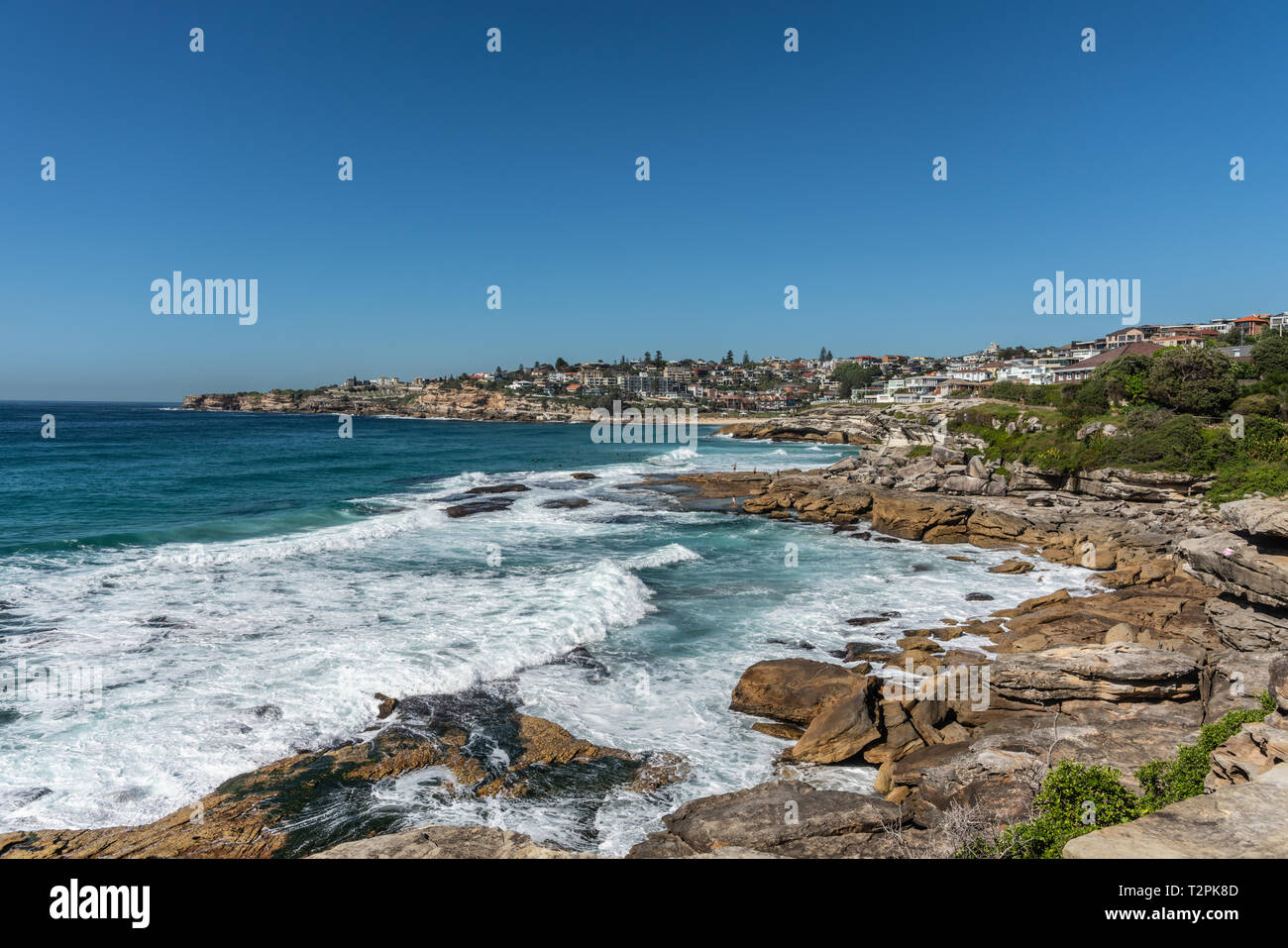 Sydney, Australia - 11 Febbraio 2019: ampio riprese di Bronte beach con i quartieri al di sopra e le rocce a nord e a sud. Blu del mare e il blu del cielo. Wav Foto Stock
