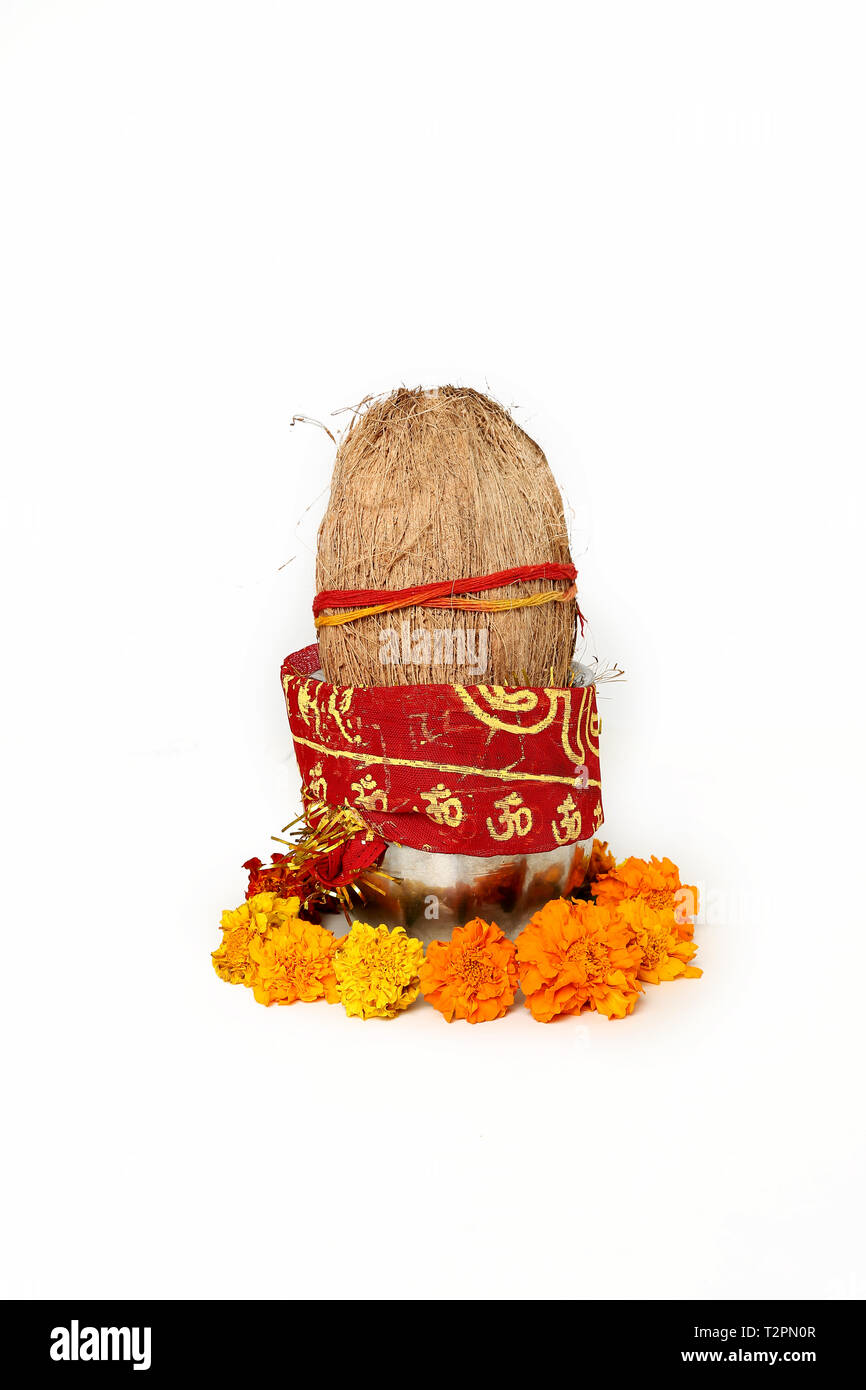 Ritratto di kalash con noce di cocco e chunni con decorazioni floreali per navratri pooja. Isolato su uno sfondo bianco. Foto Stock
