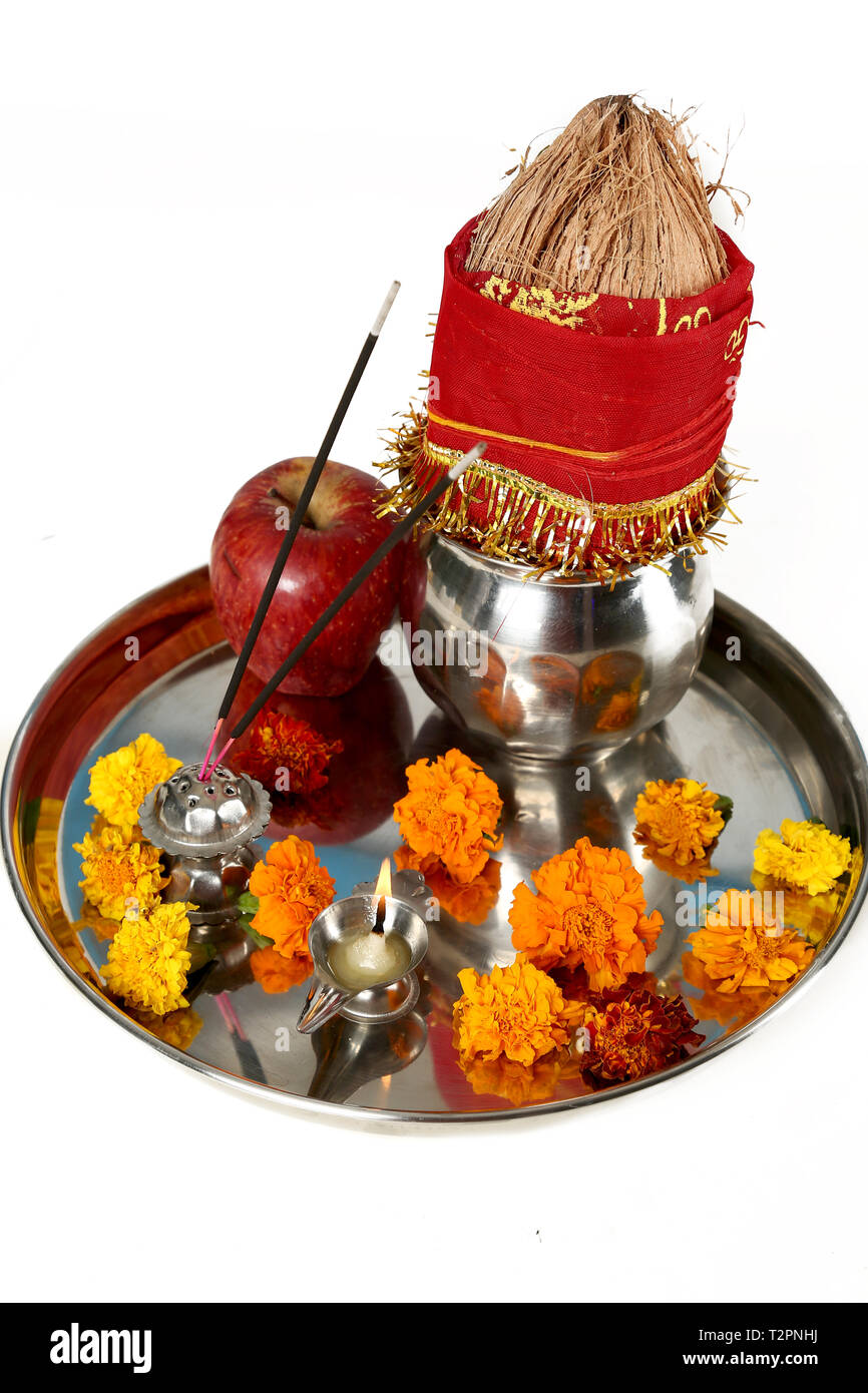 Foto di splendidamente decorate Pooja Thali per la celebrazione del festival di culto. Isolato su uno sfondo bianco. Foto Stock