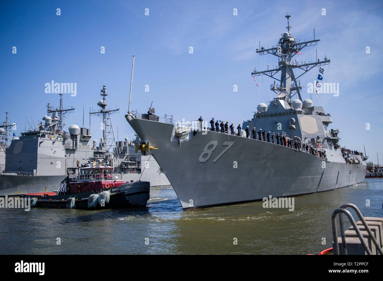 190401-N-VC599-0079 NORFOLK (Aprile 1, 2019) le visite-missile destroyer USS Mason (DDG 87) si diparte Naval Station Norfolk come parte di Abramo Lincoln Carrier Strike gruppo la distribuzione a sostegno di le operazioni di sicurezza marittima e di teatro la cooperazione in materia di sicurezza gli sforzi negli Stati Uniti 5th, sesto e settimo flotta aree di responsabilità. Con Abraham Lincoln come ammiraglia, distribuzione di strike gruppo attivi comprendono staffs, di navi e di aeromobili di Carrier Strike gruppo (CSG) 12, Destroyer Squadron (DESRON) 2, e Carrier aria Wing (CVW) 7; nonché la marina spagnola Alvaro de Bazan-class frigate ESP Méndez Foto Stock