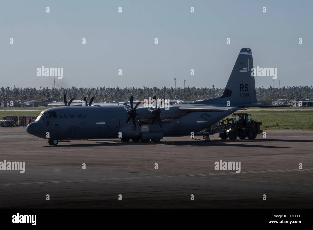 Un U.S. Air Force C-130J Hercules assegnato al settantacinquesimo Expeditionary Airlift Squadron, Combined Joint Task Force-Horn dell Africa, taxi in posizione di Beira, Mozambico, 2 aprile 2019. La task force è soddisfare le esigenze identificate dall'Agenzia di Stati Uniti per Sviluppo Internazionale (USAID) le squadre di valutazione e le organizzazioni umanitarie che operano nella regione fornendo supporto logistico e di manodopera per USAID su richiesta del governo della Repubblica del Mozambico. (U.S. Air Force Foto di Tech. Sgt. Chris Hibben) Foto Stock