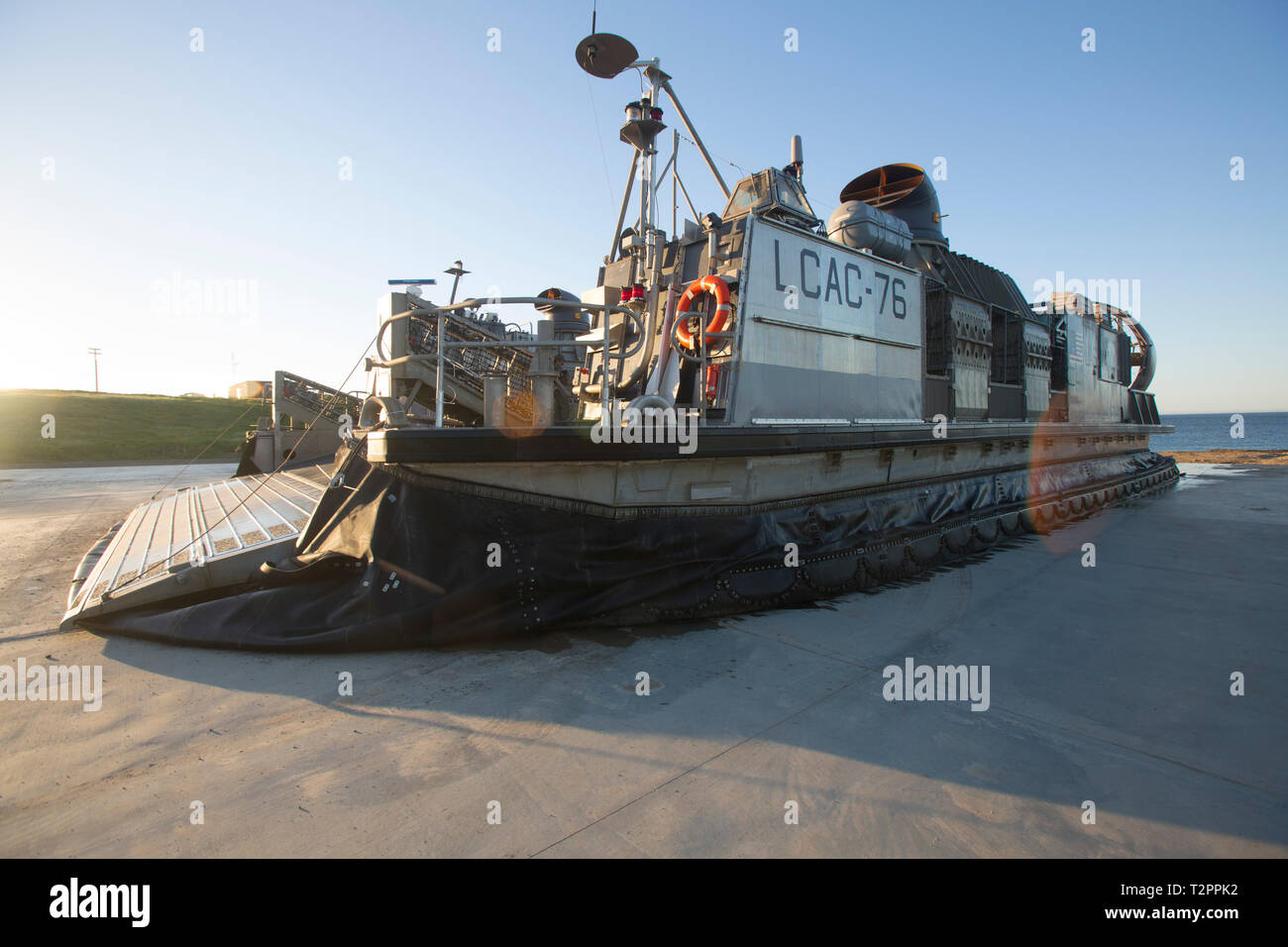 Landing Craft, cuscino d'aria (LCAC) 76 si sgonfia per scaricare la marcia a sostegno di un salto in avanti dell'armamento e punto di rifornimento (J-FARP) Missione presso l'Isola di San Clemente, California durante l'esercizio pacifico Blitz 19, Marzo 19, 2019. Pacific Blitz 19 è progettato per addestrare Marines e marinai in maritime preposizionamento operazioni vigore e mira ad aumentare la conoscenza linguistica, espandere i livelli di cooperazione e a migliorare le capacità di marittimo. (U.S. Marine Corps photo by Lance Cpl. Tia D. Carr) Foto Stock