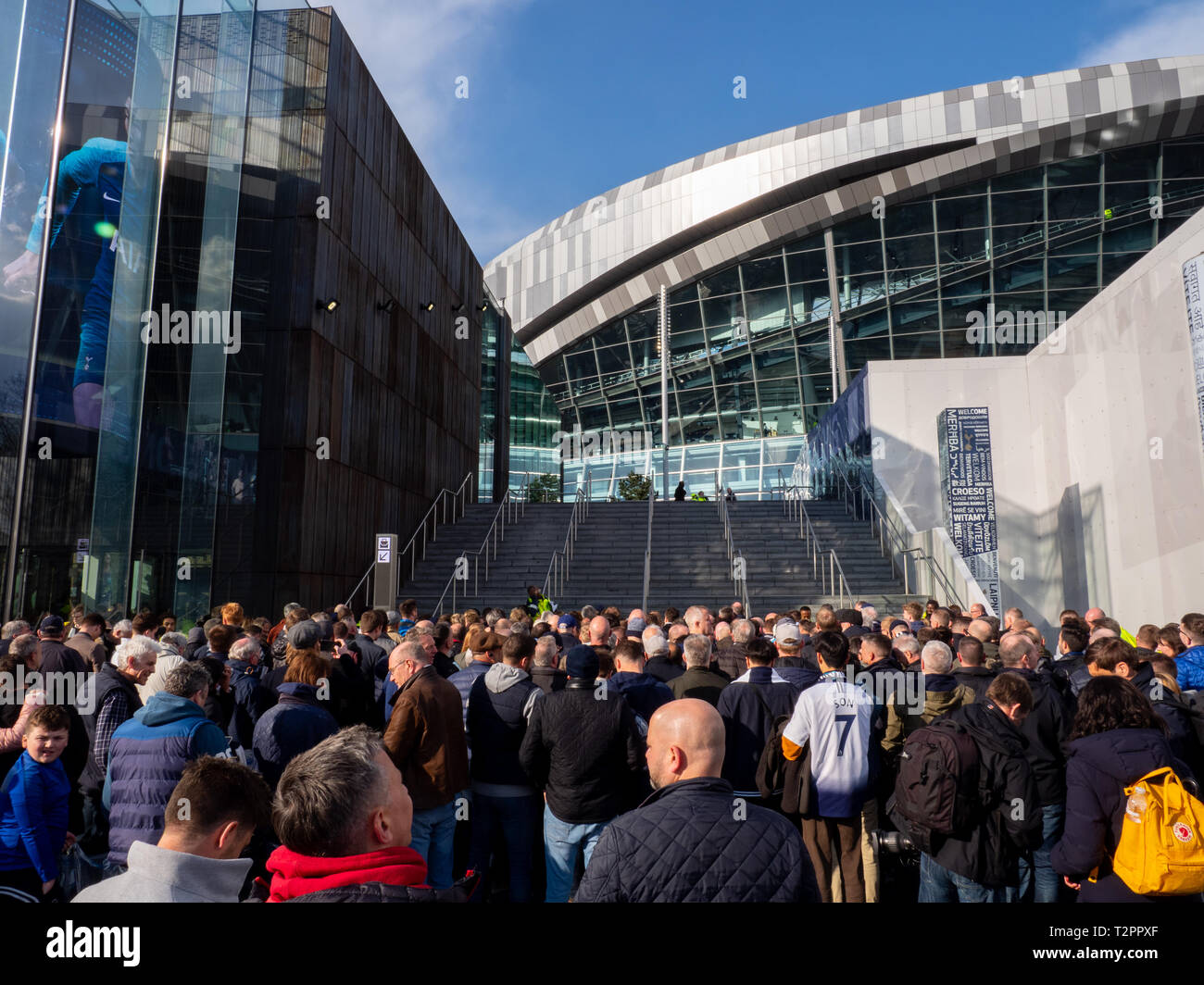 Tottenham Hotspur fans di aspettare di essere ammessi nel nuovo stadio. Foto Stock