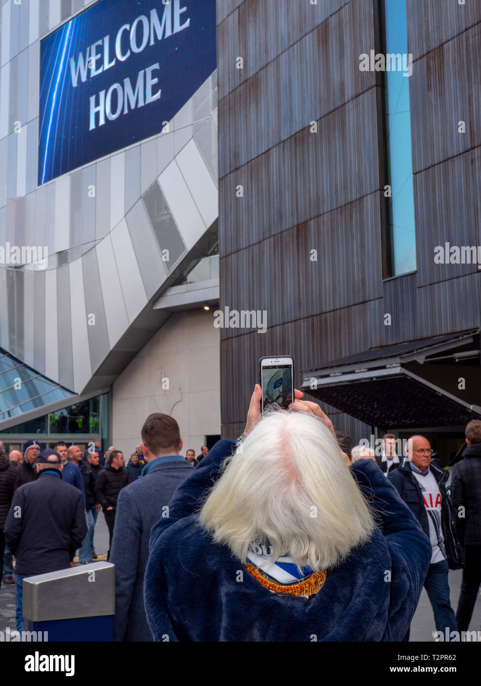 Tottenham Hotspur fans arriva per la prima partita al nuovo stadio. Foto Stock