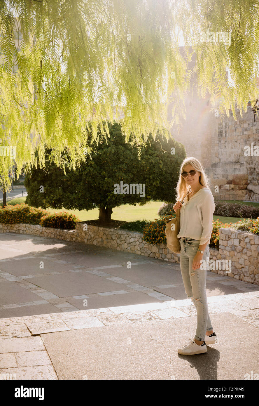 Donna che cammina nel parco, Tarragona Catalogna Foto Stock