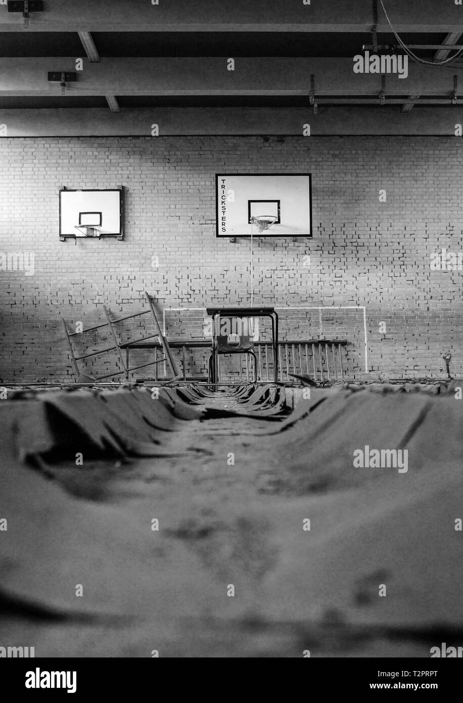 Secondario Dormer completo scuola in Warwick Regno Unito. Venduto fuori di costruire nuove case e attualmente giace abbandonata e in rovina. Il 13 gennaio 2006. Foto Stock