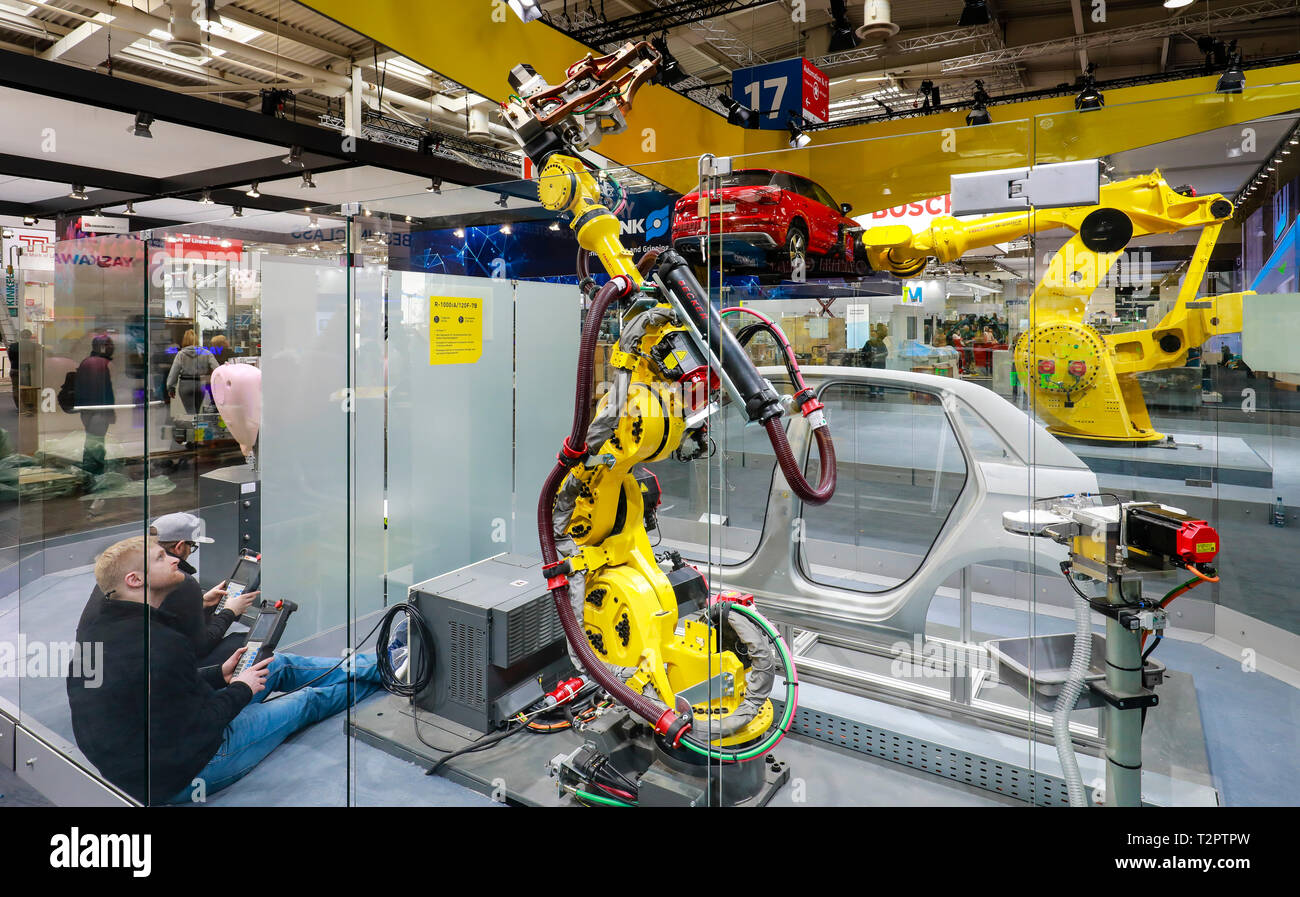 Hannover, Bassa Sassonia, Germania - Fiera di Hannover, robot industriali a Fanuc booth, qui a premere evidenziare tour il giorno prima dell'apertura della fiera. Foto Stock