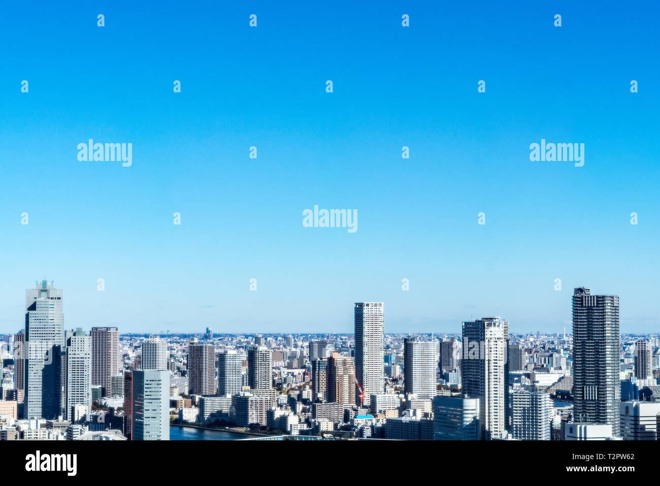 Asia business concept per il settore immobiliare e aziendale - costruzione urbana panoramiche dello skyline della città vista aerea sotto il cielo blu di hamamatsucho, Tokyo, Jap Foto Stock