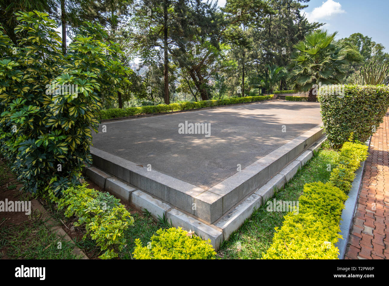 Tombe di massa al di fuori del Kigali Genocide Memorial, Kigali, Ruanda. Foto Stock