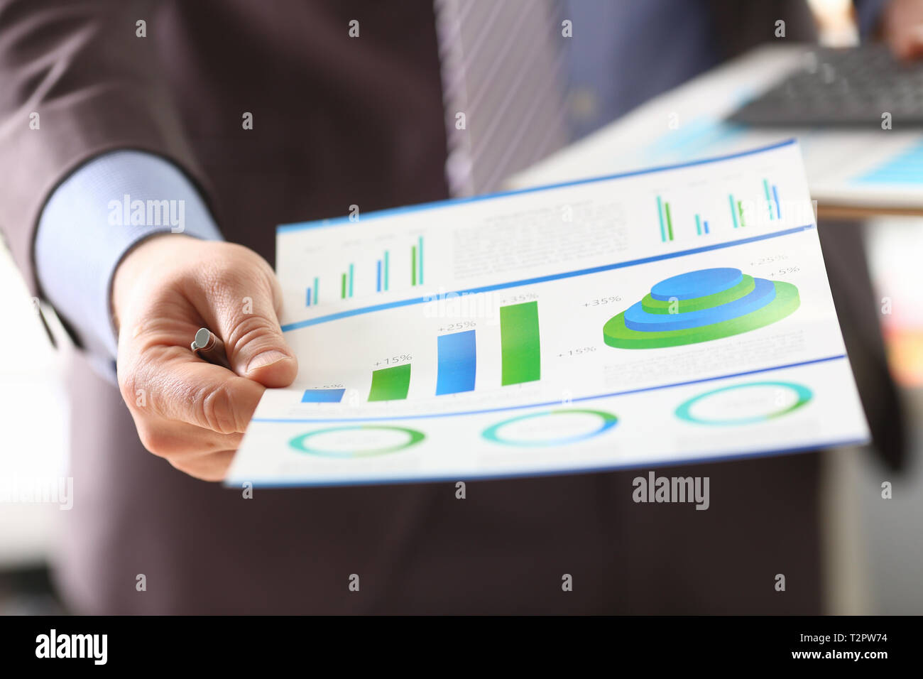 Imprenditore grafico di analisi e per il progresso economico. Concetto di relazione finanziaria o di business plan. Vista ravvicinata con mano e statistiche repor Foto Stock