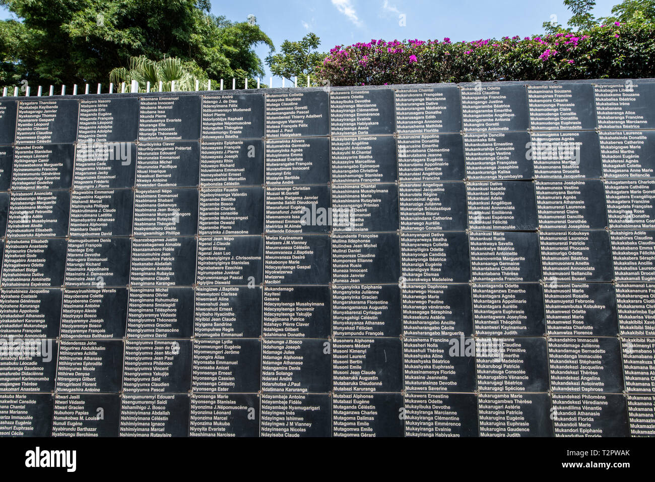 Nomi delle vittime note del 1994 Genocidio Ruandese le pareti della Kigali Genocide Memorial, Kigali, Ruanda. Foto Stock