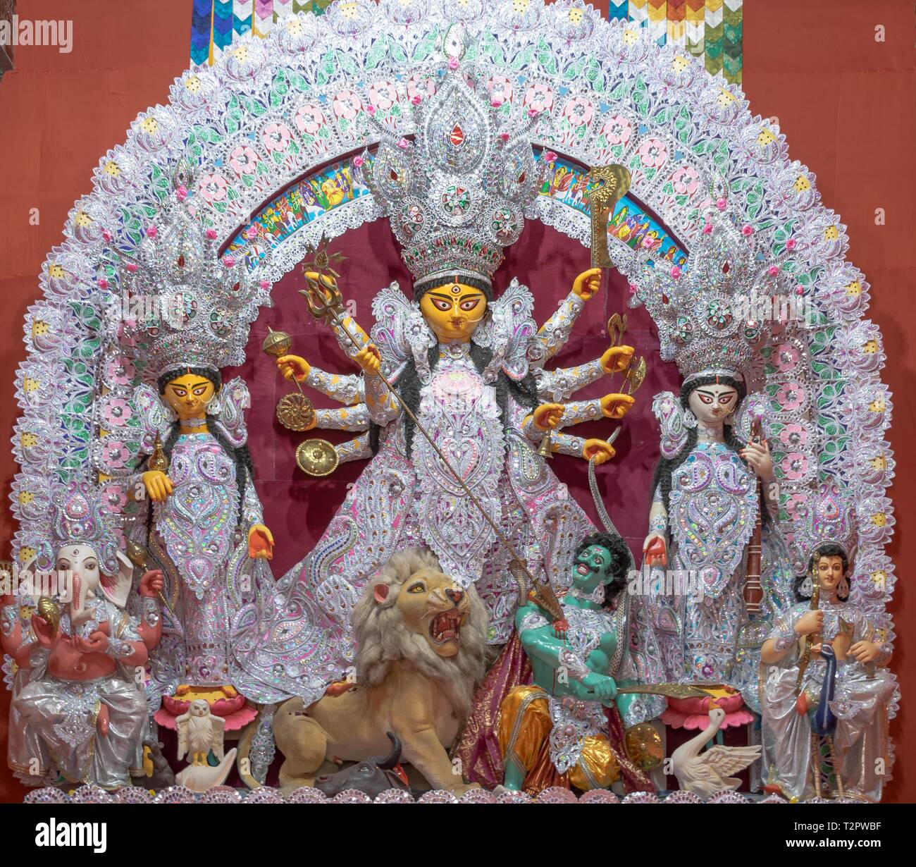 Idolo di dea durga con la famiglia in Durga puja in Kolkata. Foto Stock