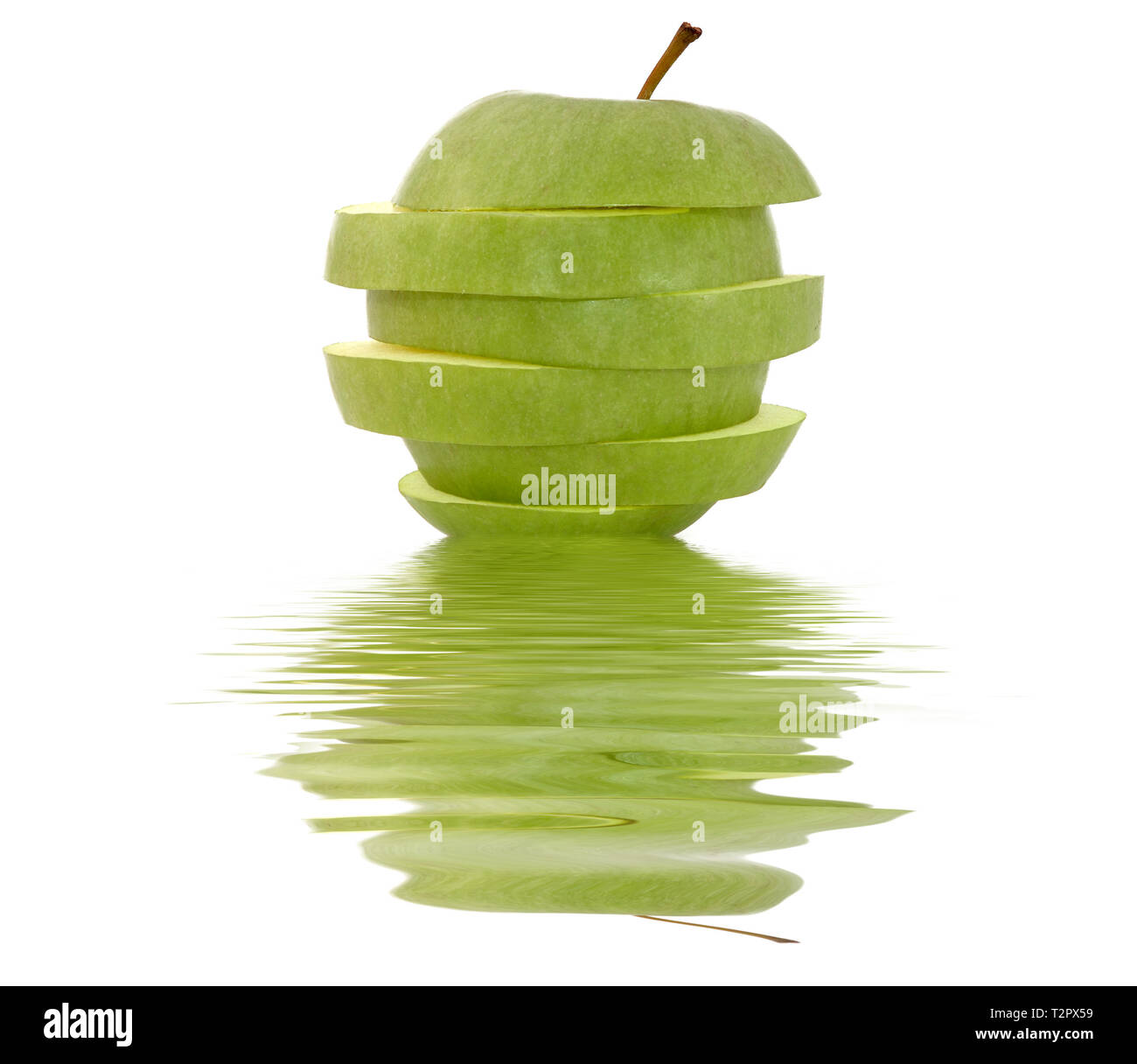 Verde mela a fette con reflectiona in superficie di acqua. Isolato su sfondo bianco Foto Stock