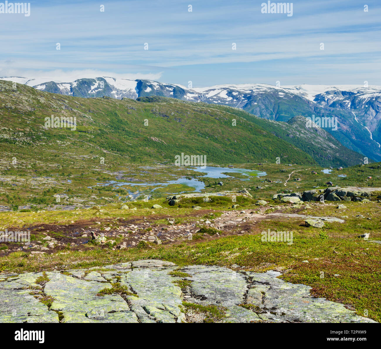 Estate Roldal highlands plateau paesaggio di montagna con piccoli laghi e case sul pendio (Norvegia, sul sentiero escursionistico per Trolltunga da Odda). Foto Stock