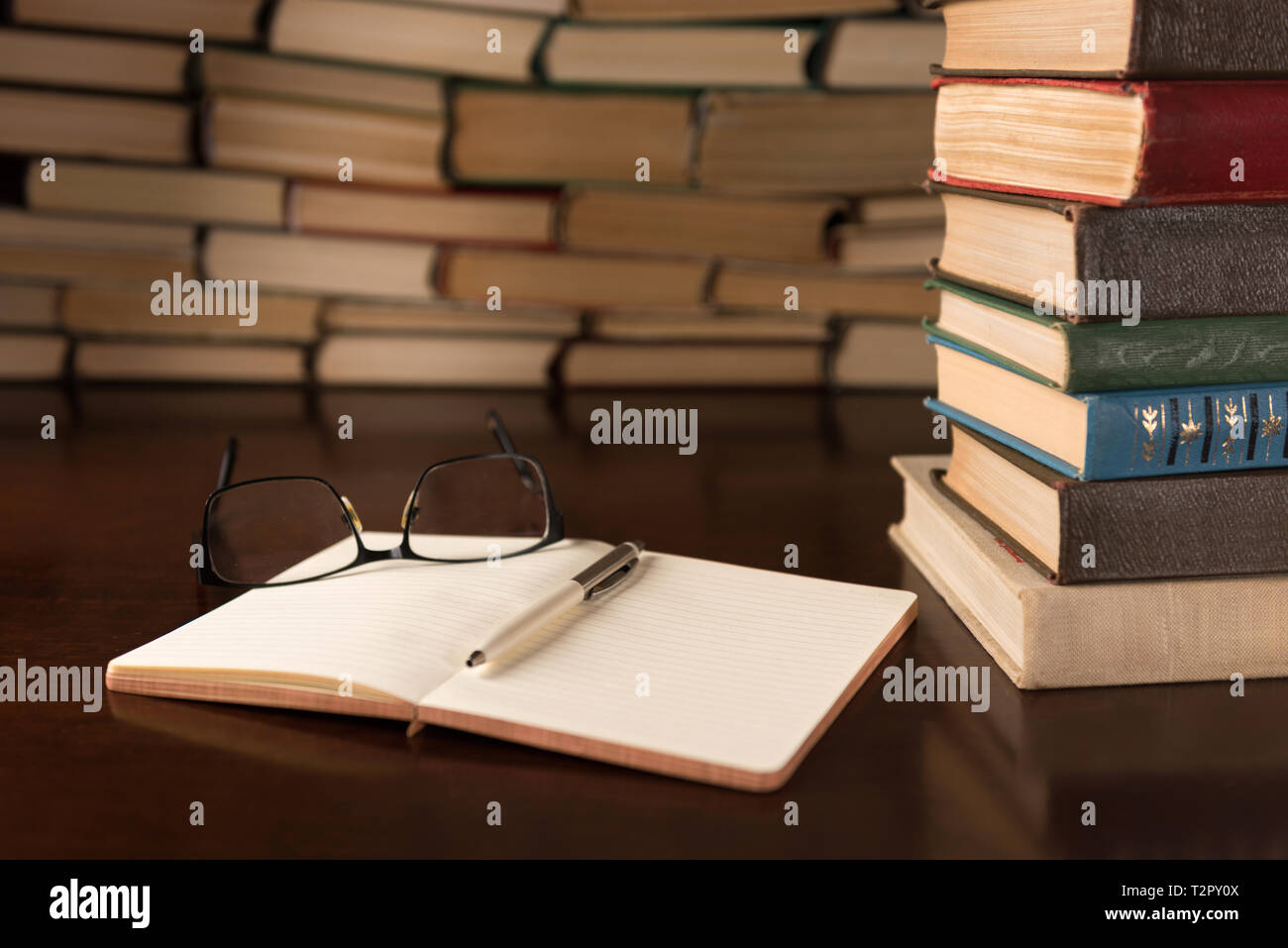Aprire il notebook e gli occhiali sul desktop Foto Stock