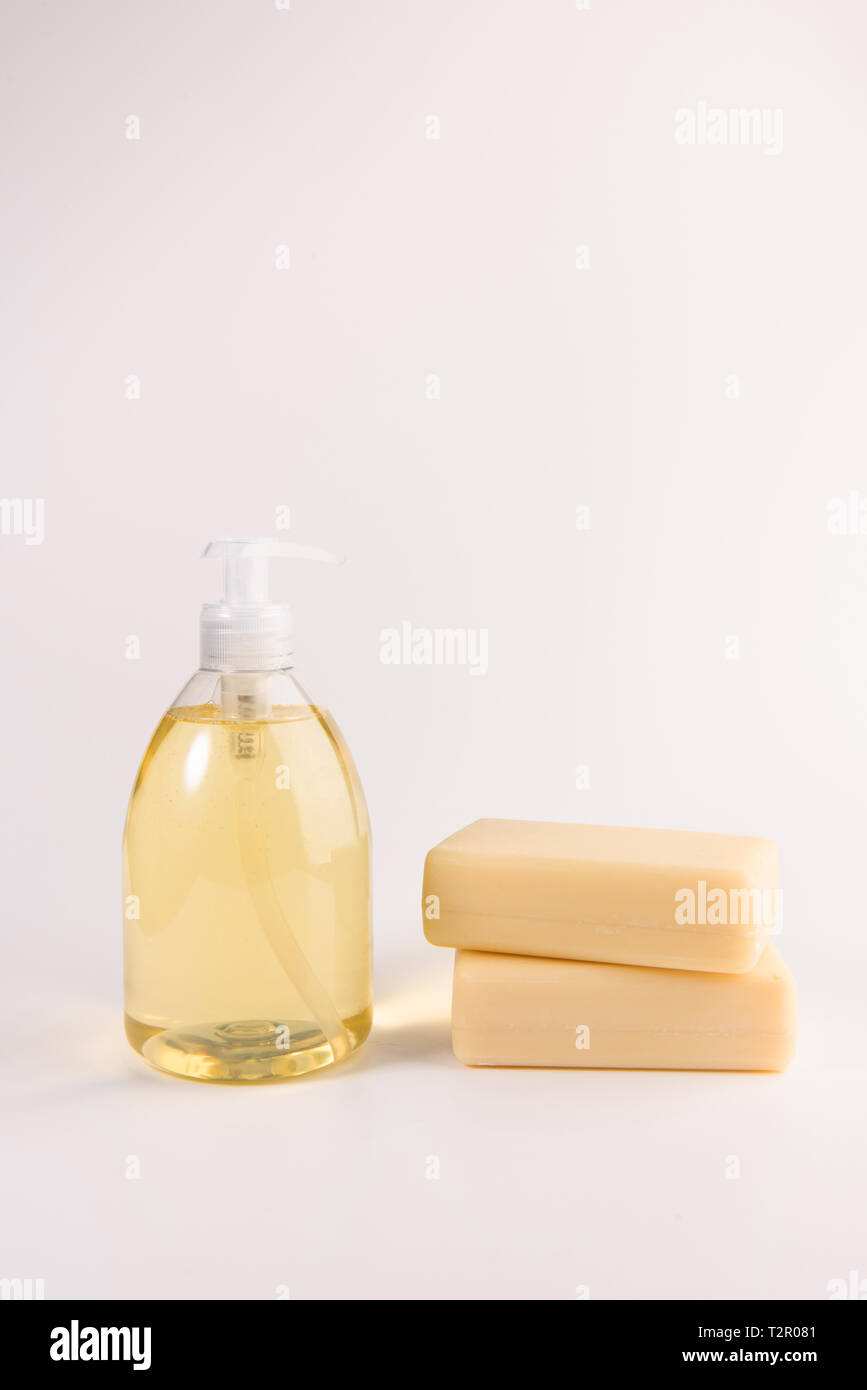 Il sapone liquido e due pezzi di sapone solido isolato su sfondo bianco  Foto stock