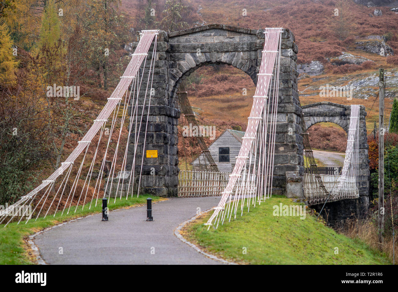 Il ponte di Oich è un principio di conicità di sospensione ponte che attraversa il fiume Oich in Scozia Foto Stock