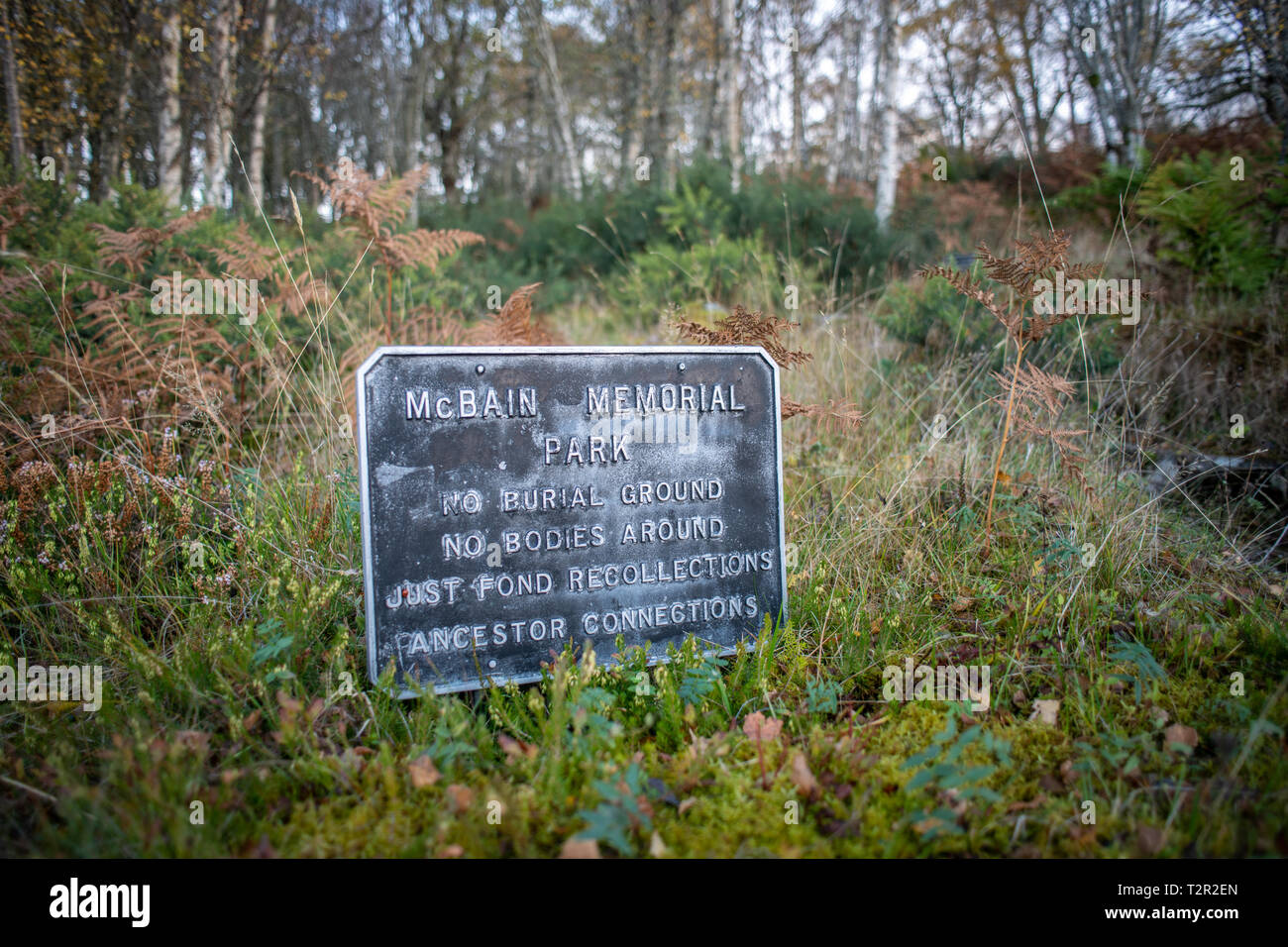 Segno per McBain (McBean) Memorial Park off di Loch Ness, Scotland, Regno Unito Foto Stock