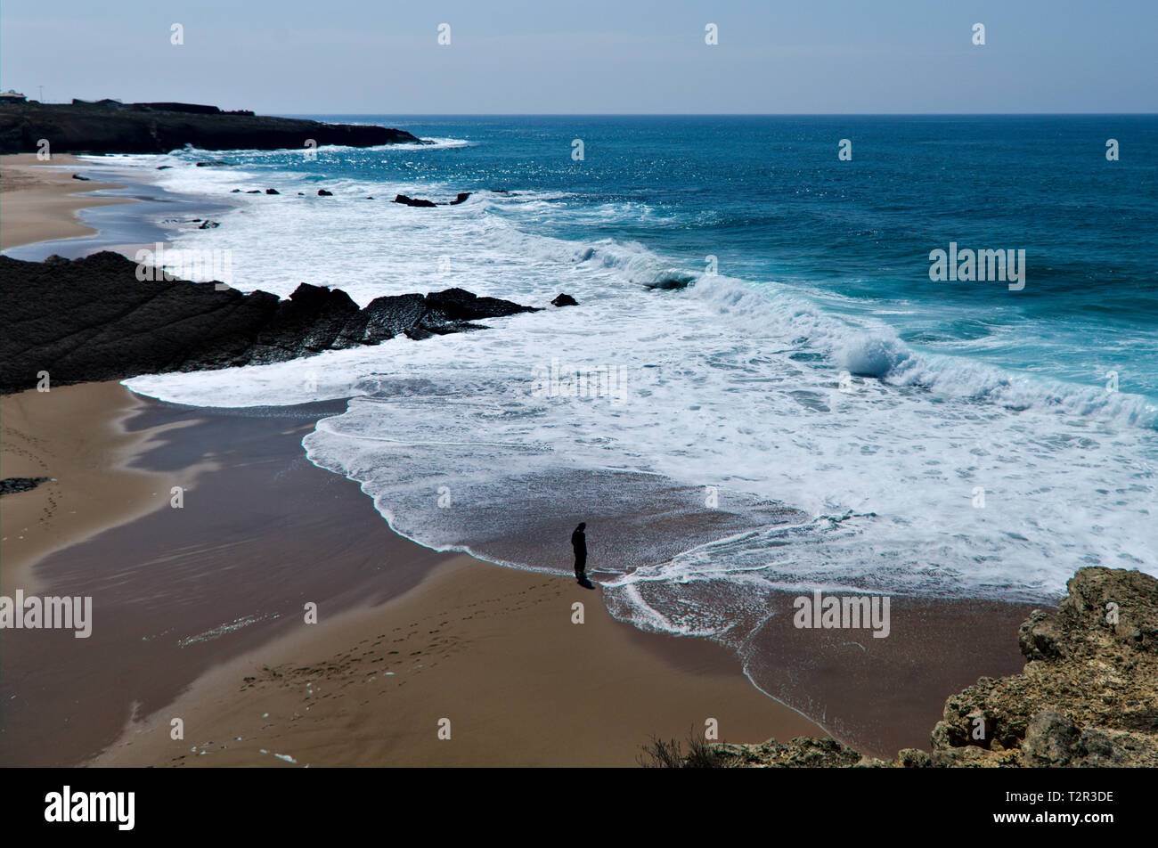 Onde sulla spiaggia di Guincho, Portogallo. Foto Stock