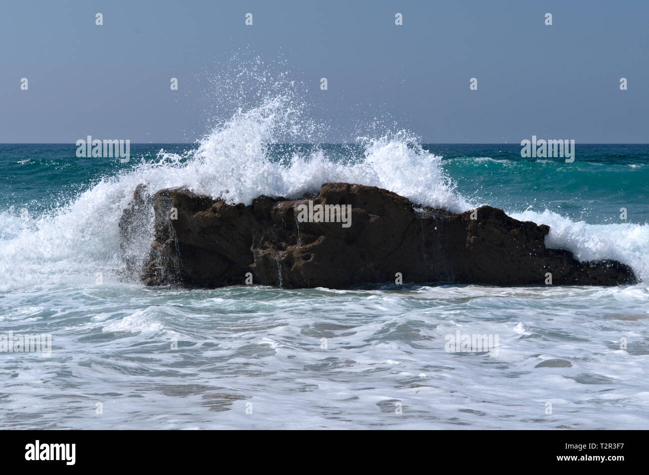 Onda oceanica su roccia, Guinchy, Portogallo. Foto Stock