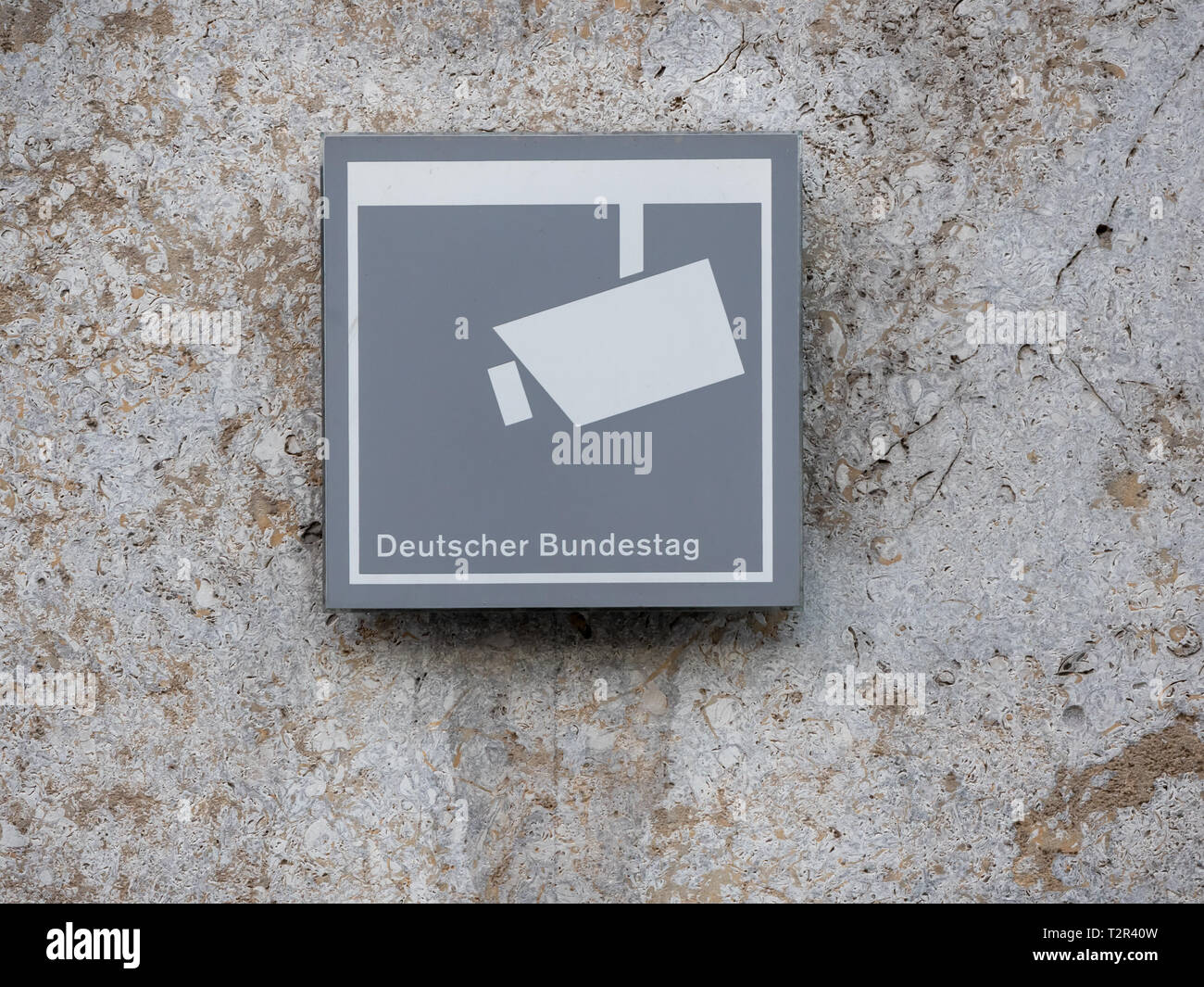 Berlino, Germania - 31 Marzo 2019: concetto di sorveglianza: Segno di monitoraggio al Deutscher Bundestag tedesco il parlamento federale a Berlino, Germania Foto Stock
