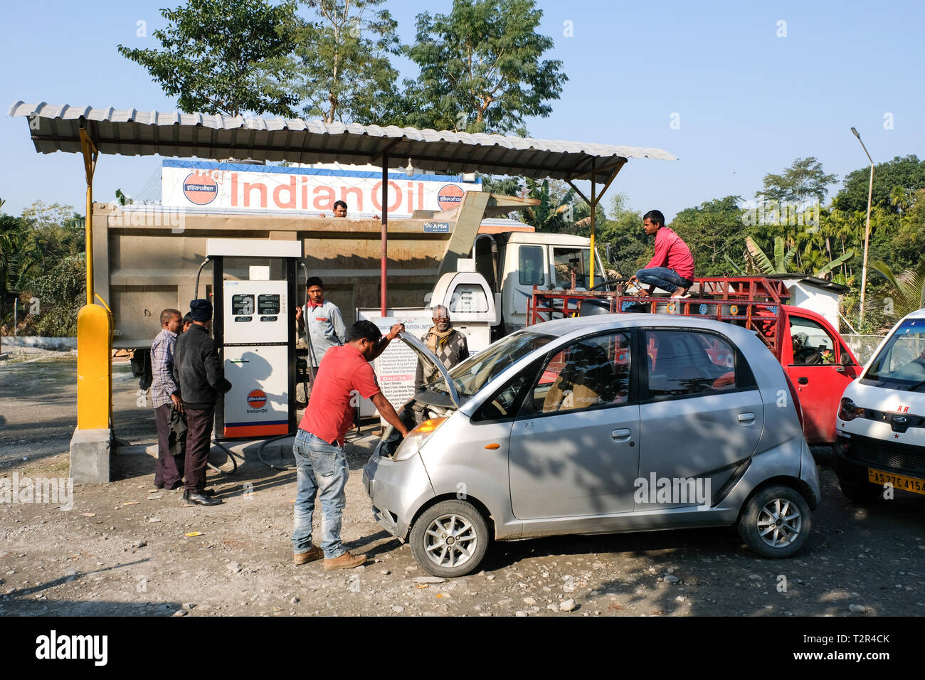 Stazione di gas in Tangla, Assam, India --- Tankstelle in Tangla, Assam, Indien Foto Stock