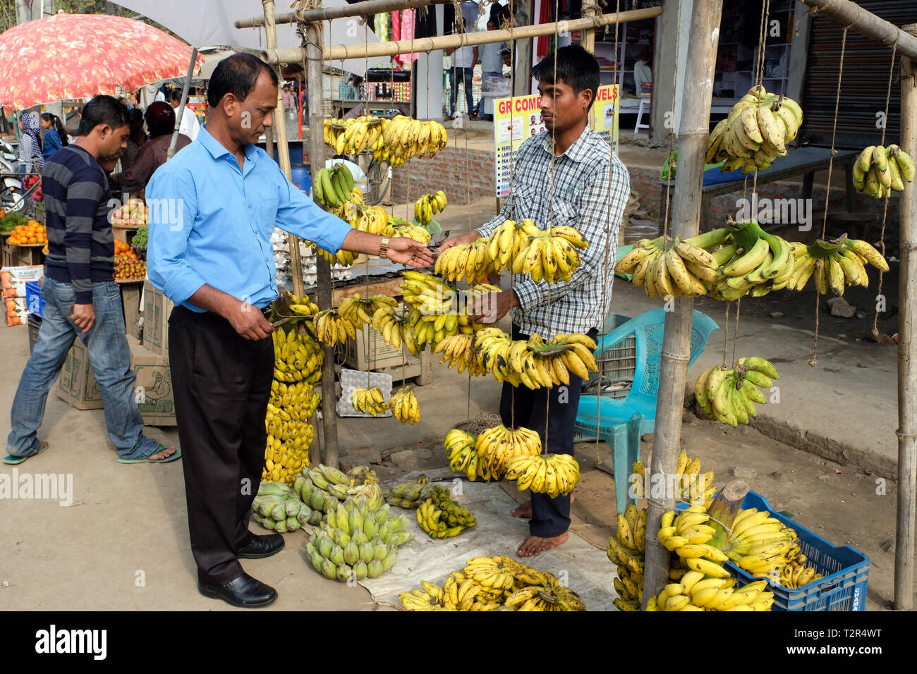Mercato di frutta e verdura in città Jagiroad / Assam, India --- Obst- und Gemüsemarkt in der Stadt Jagiroad/Assam, Indien Foto Stock