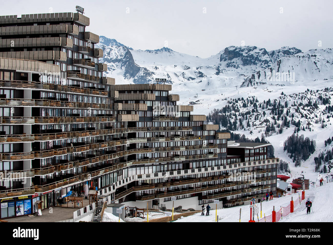 Aime La Plagne 2000 Architettura, Paquebot des Neiges, progettato da Michel Bezancon a 2100m in francese Tarentaise alpi. Foto Stock