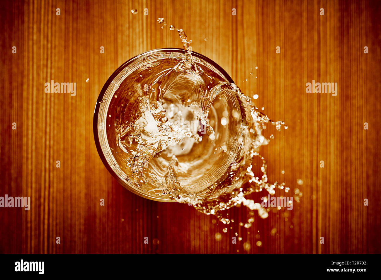 Il cubo di ghiaccio di spruzzi di acqua in vetro prospettiva aerea Foto Stock