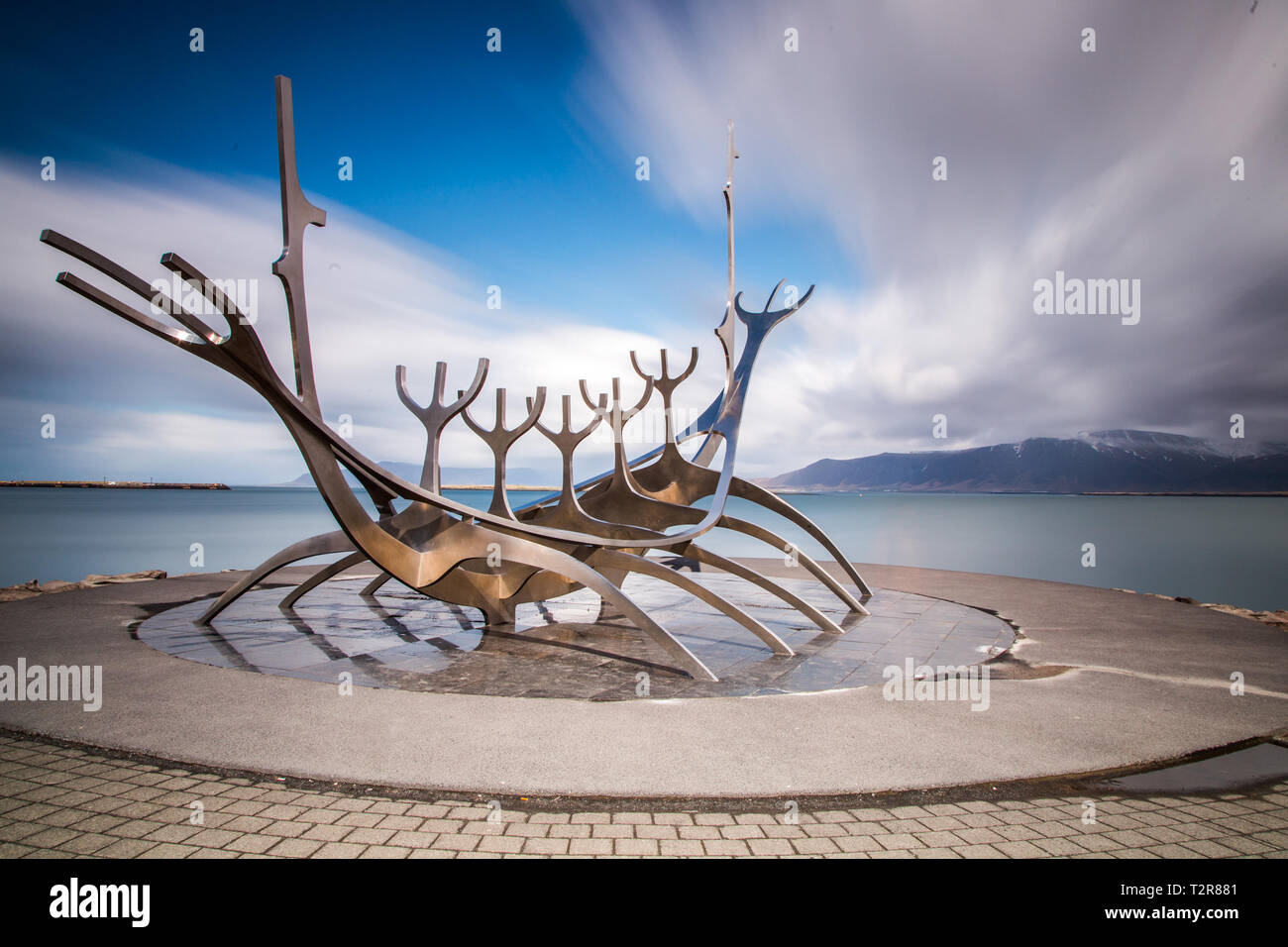 Il Sunvoyager siede sotto un cielo a strisce durante una lunga esposizione Foto Stock
