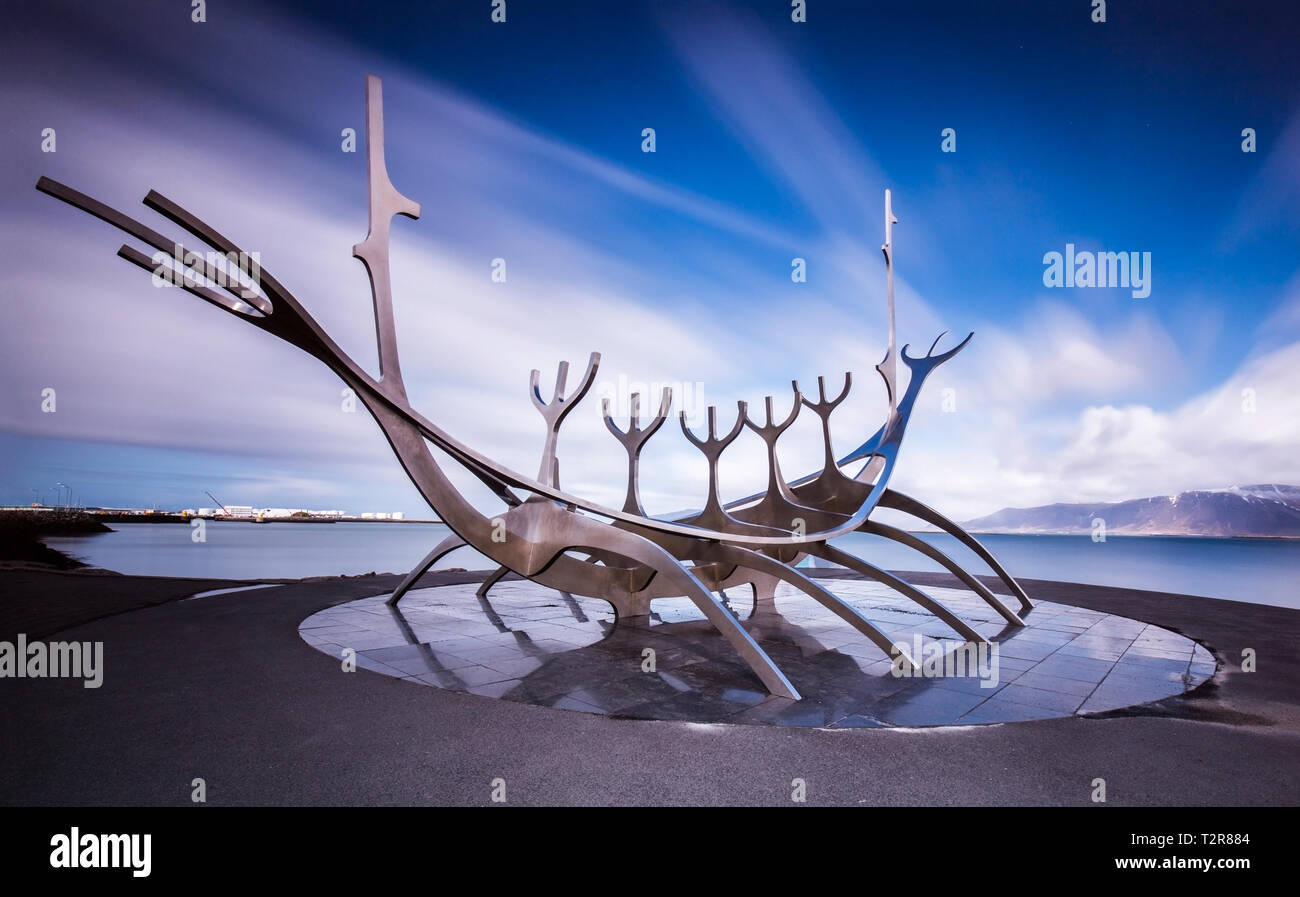 Il Sunvoyager siede sotto un cielo a strisce durante una lunga esposizione Foto Stock