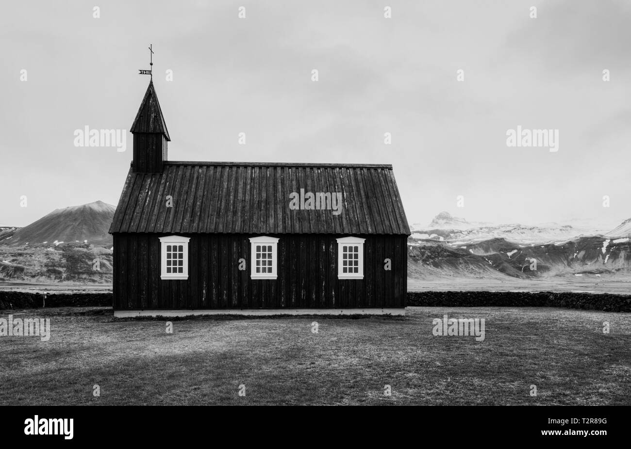 L epica nero chiesa budir siede tra Islanda vasto paesaggio Foto Stock