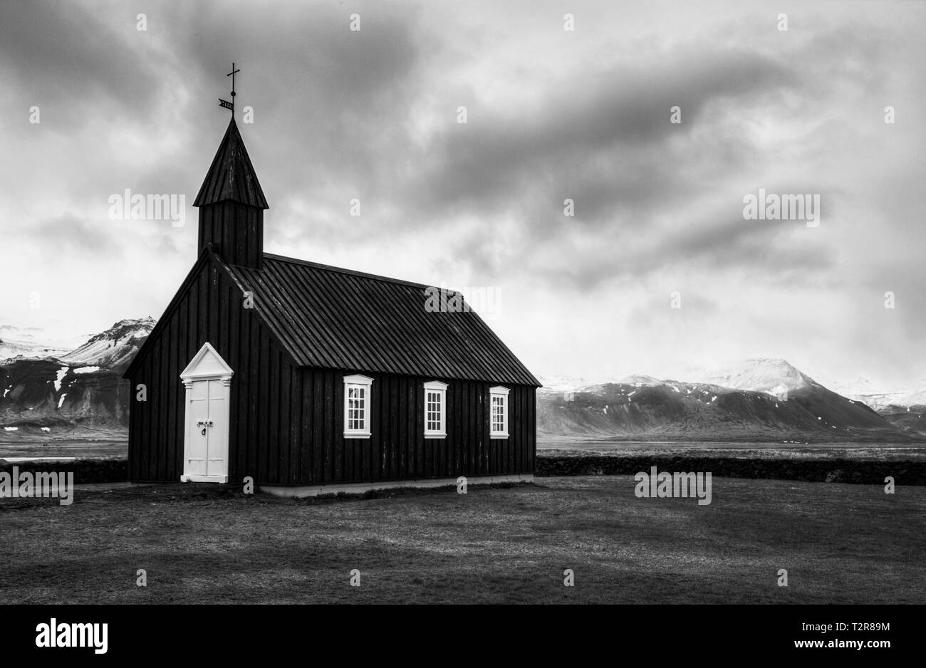 L epica nero chiesa budir siede tra Islanda vasto paesaggio Foto Stock