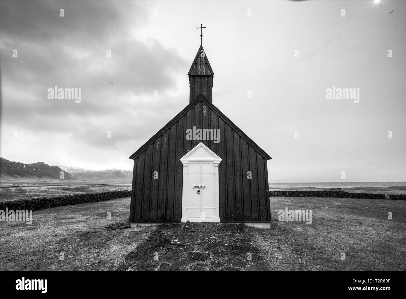 L epica nero chiesa budir siede tra Islanda vasto paesaggio Foto Stock