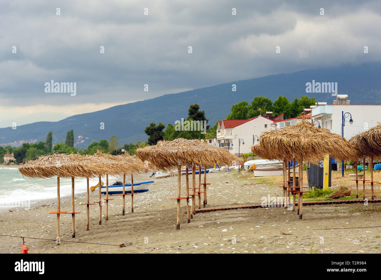 Spiaggia vuota a bassa stagione con brutto tempo con nessun popolo. Leptokaria, Makedonia, Grecia Foto Stock
