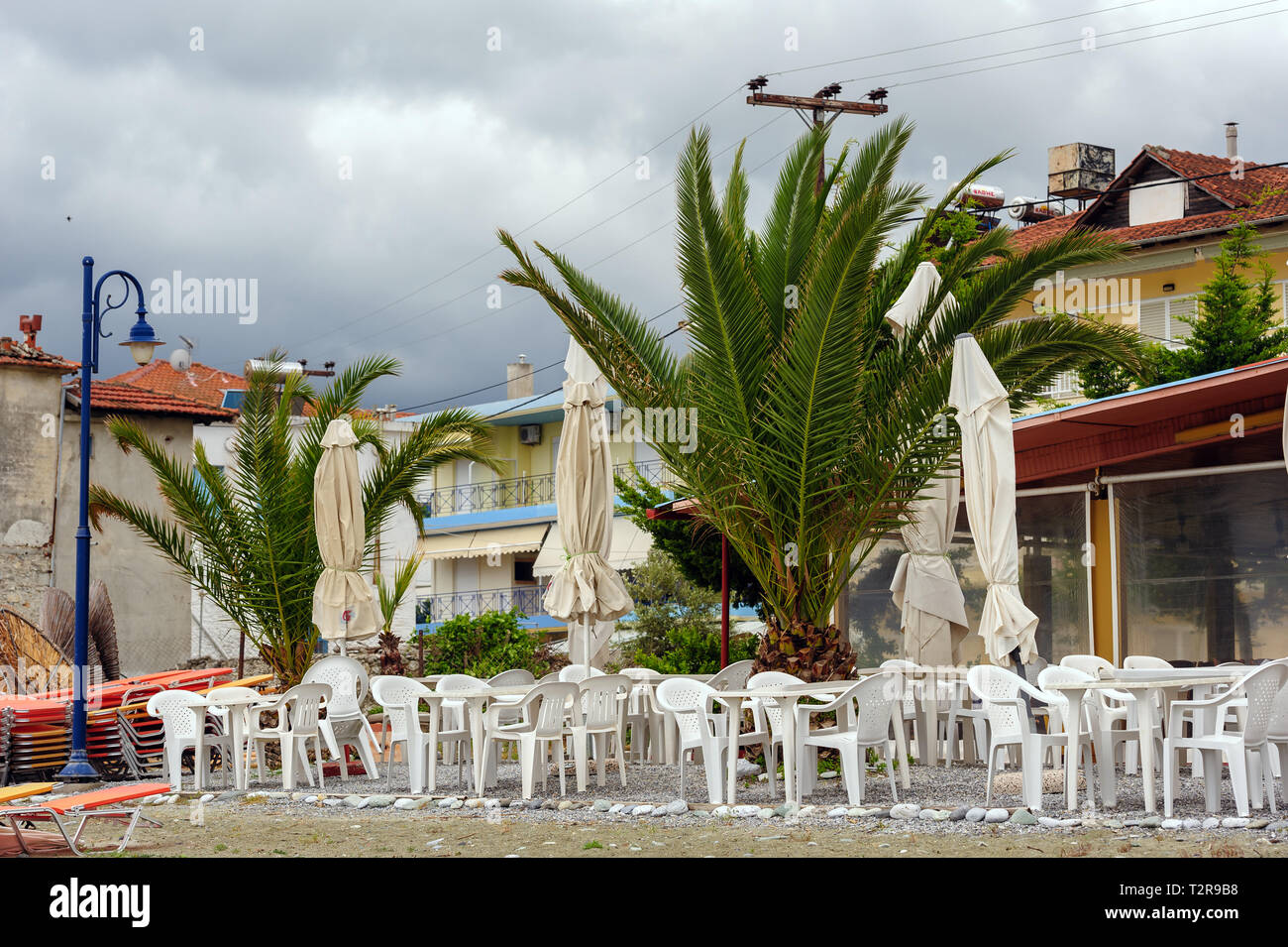 Leptokaria, Pieria, Macedonia centrale, Grecia - 11 Maggio 2015: Vuoto outdoor cafe presso la spiaggia appena preparato per il periodo di alta stagione Foto Stock