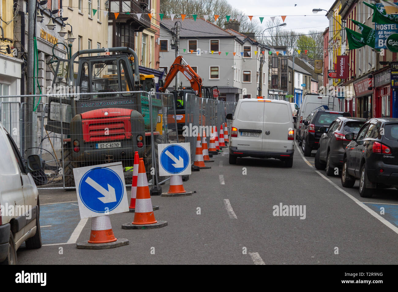 Lavori stradali in città main street Skibbereen West Cork in Irlanda Foto Stock