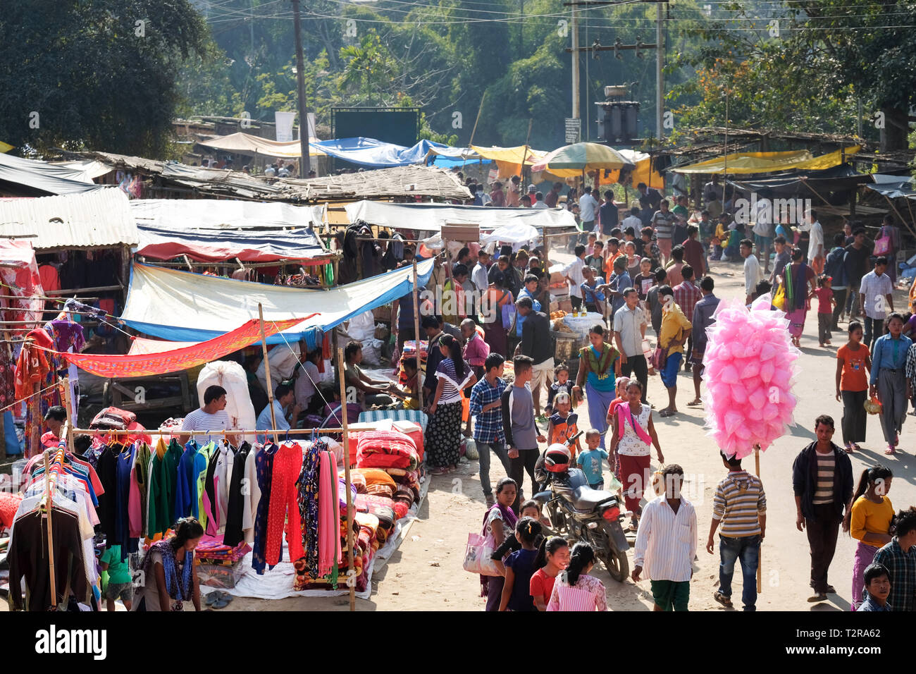 Mercato settimanale nel villaggio Kanganagar, Stato di Tripura, India nordorientale. Foto Stock