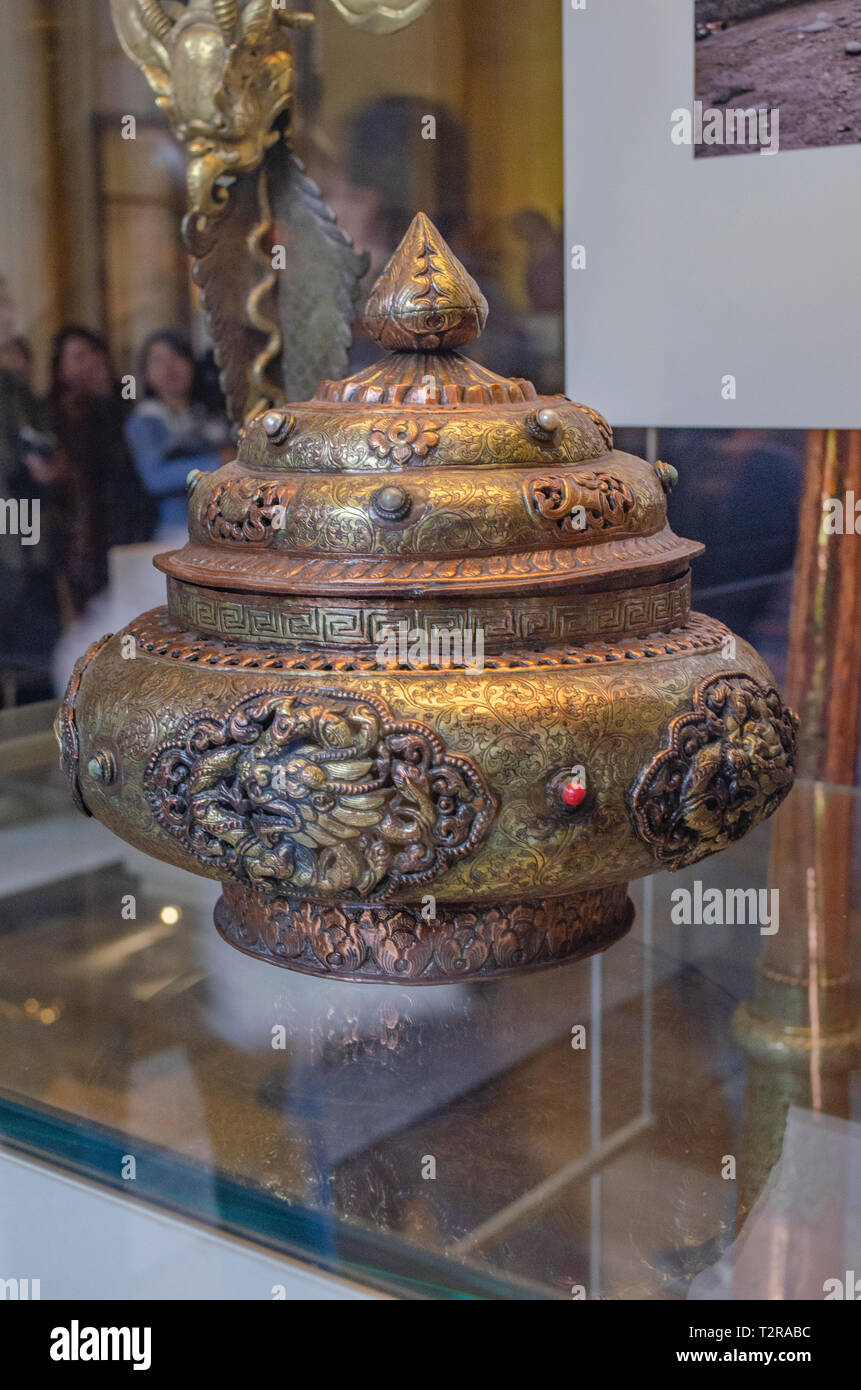 Turibolo, contenitore utilizzato per bruciare incenso durante una cerimonia  religiosa, di rame e rame dorato. Xix secolo. Il Tibet Foto stock - Alamy