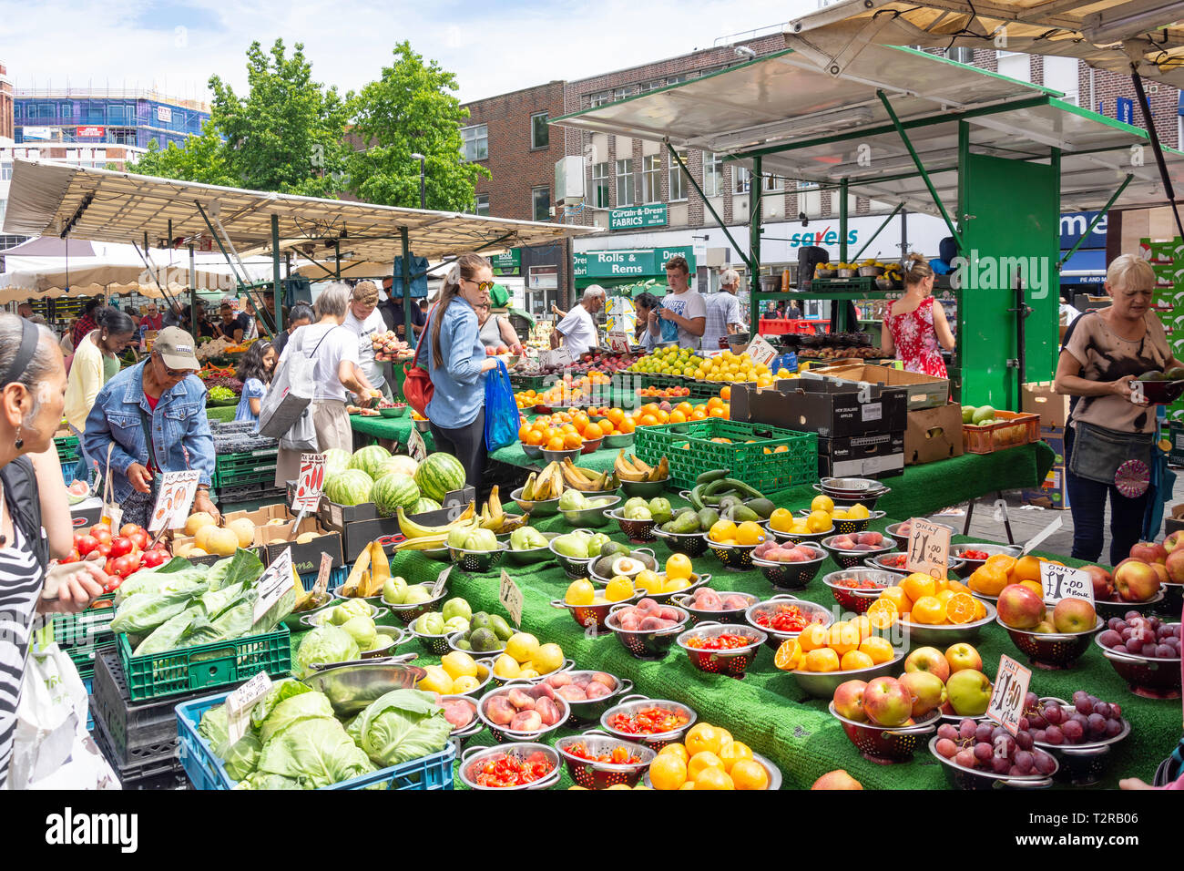 Bancarelle di frutta e verdura, Lewisham Mercato, Lewisham High Street,Lewisham, London Borough of Lewisham, Greater London, England, Regno Unito Foto Stock
