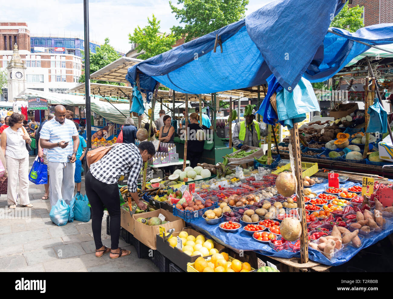 Bancarelle di frutta e verdura, Lewisham Mercato, Lewisham High Street,Lewisham, London Borough of Lewisham, Greater London, England, Regno Unito Foto Stock