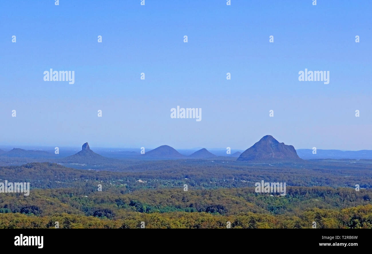Viaggiare in Australia. Viste e scenic Australia. Vedere la casa di vetro montagne in distanza Foto Stock