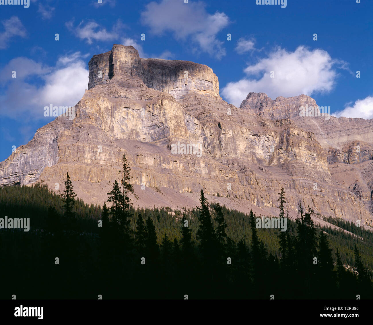 Canada, Alberta, il Parco Nazionale di Banff, nubi sul Monte di Murchison in Mistaya Valley. Foto Stock